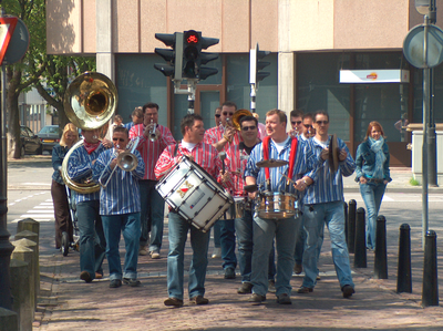 878070 Afbeelding van de aankomst van 'de Feestneuzen' in de Waterstraat, ter opluistering van de opening van de ...